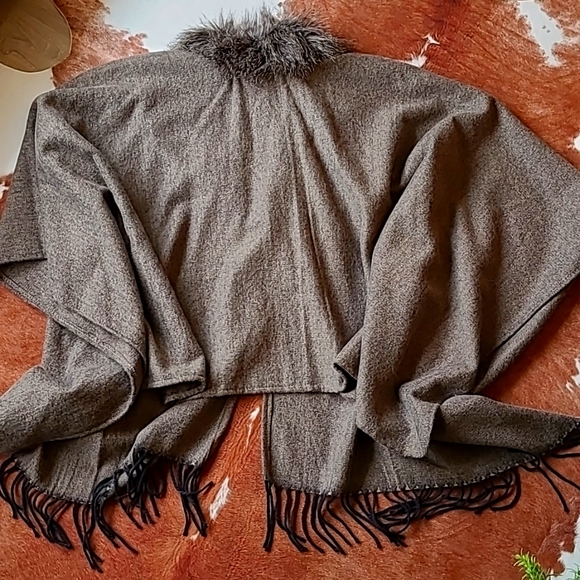 ⭐ $5 Fuzzy Faux Fur-Lined Poncho/Cape With Button and Tassels One Size Fits Most - Picture 8 of 9